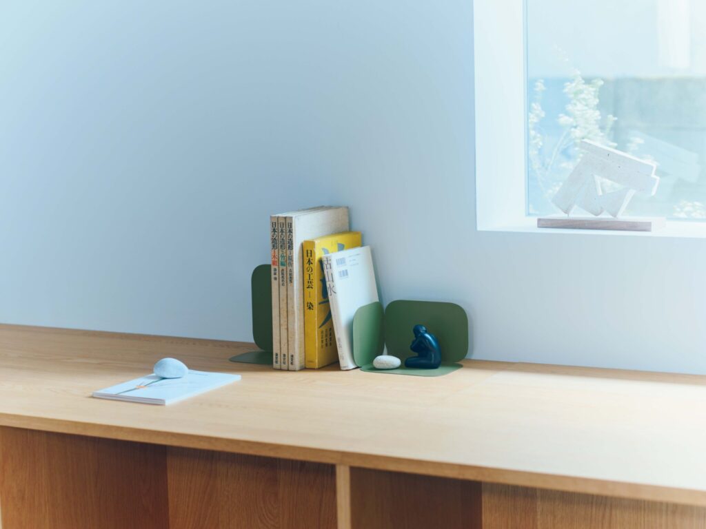 〈規文堂〉のブックエンド マス。長く使いたい、暮らしの名品カタログ。ブックエンド マス［W10.5×D12×H16㎝］ 2点セット￥6,160 (規文堂 ☎075‒671‒0717) 