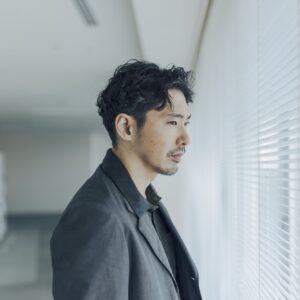 「不便さによってもたらされる、時間の豊かさを感じたい」。俳優の柄本佑さんが語る、映画『メモリィズ』のこと。