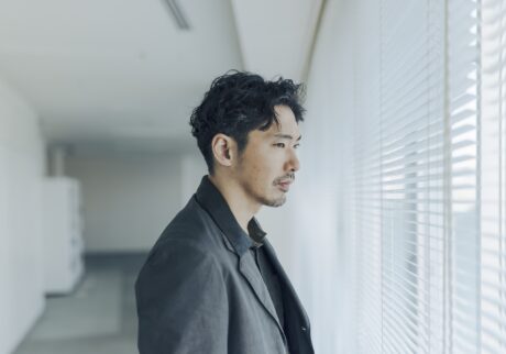 「不便さによってもたらされる、時間の豊かさを感じたい」。俳優の柄本佑さんが語る、映画『メモリィズ』のこと。