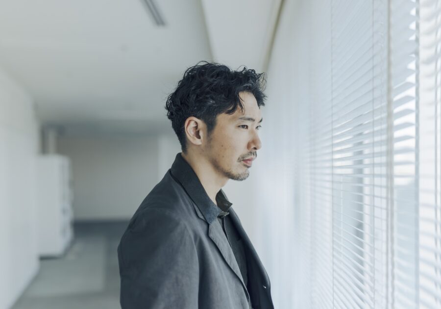 「不便さによってもたらされる、時間の豊かさを感じたい」。俳優の柄本佑さんが語る、映画『メモリィズ』のこと。 「不便さによってもたらされる、時間の豊かさを感じたい」。俳優の柄本佑さんが語る、映画『メモリィズ』のこと。