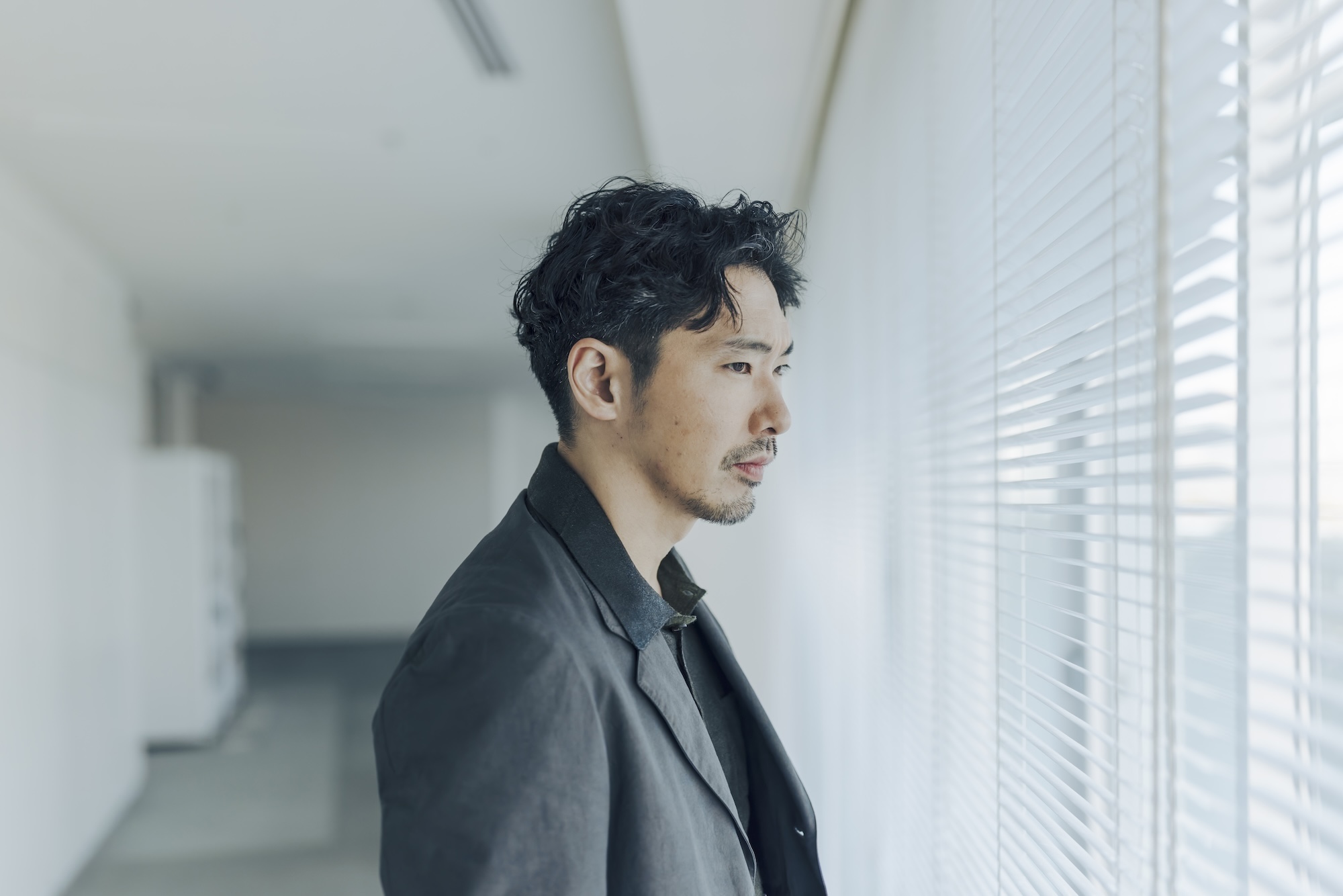 「不便さによってもたらされる、時間の豊かさを感じたい」。俳優・柄本佑さんが語る、映画『メモリィズ』のこと。