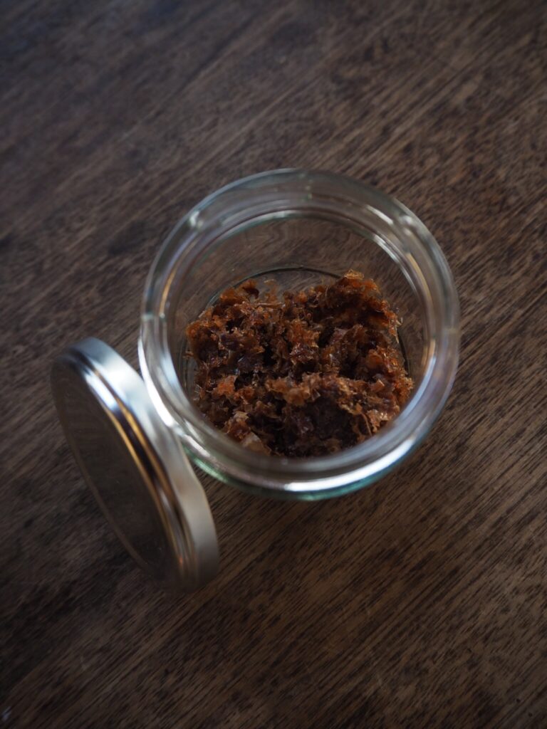 煮出し終えた鰹節は瓶の中に保存しておく。最後までおいしく使い切る。出汁がらを使った、混ぜごはんと肉そぼろ弁当。写真と文：仁平里帆