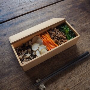 最後までおいしく使い切る。出汁がらを使った、混ぜごはんと肉そぼろ弁当。写真と文：仁平里帆 | 混ぜごはんの上に肉そぼろと野菜をたっぷりのせたお弁当の出来上がり。