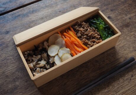 最後までおいしく使い切る。出汁がらを使った、混ぜごはんと肉そぼろ弁当。写真と文：仁平里帆 | 混ぜごはんの上に肉そぼろと野菜をたっぷりのせたお弁当の出来上がり。