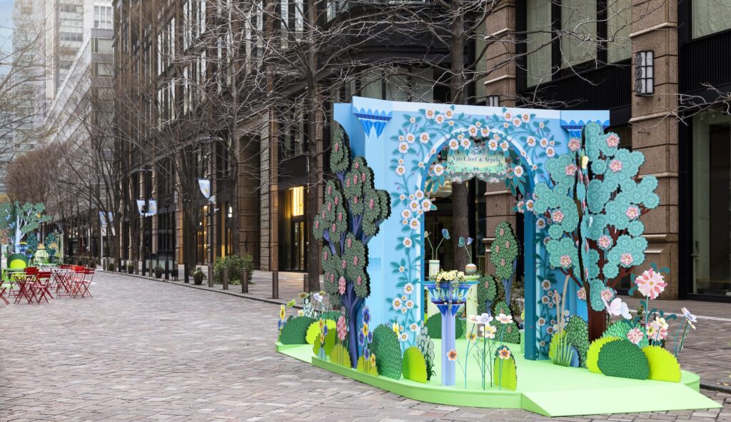 東京・丸の内仲通りが庭園に！？ 〈ヴァン クリーフ＆アーペル〉とイラストレーター シャルロット・ガストーとのコラボレーションによる幻想的なインスタレーションを4/5 (日) まで開催中。