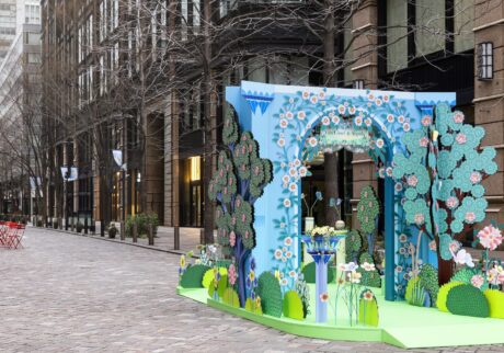 東京・丸の内仲通りが庭園に!? 〈ヴァン クリーフ&アーペル〉とイラストレーター シャルロット・ガストーとのコラボレーションによる幻想的なインスタレーションを4/5 (日) まで開催中。 東京・丸の内仲通りが庭園に!? 〈ヴァン クリーフ&アーペル〉とイラストレーター シャルロット・ガストーとのコラボレーションによる幻想的なインスタレーションを4/5 (日) まで開催中。
