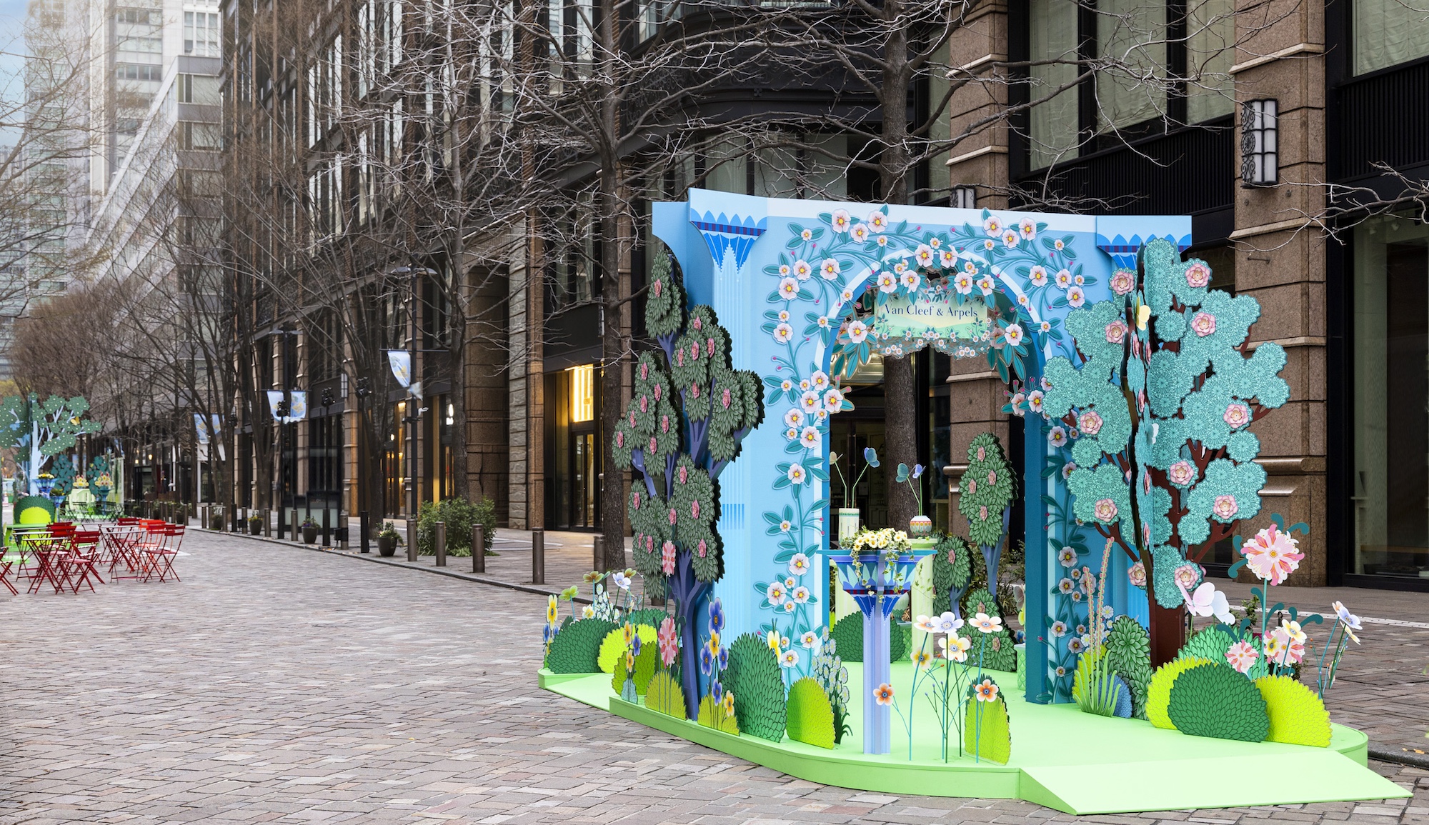 東京・丸の内仲通りが庭園に！？ 〈ヴァン クリーフ＆アーペル〉とイラストレーター シャルロット・ガストーとのコラボレーションによる幻想的なインスタレーションを4/5 (日) まで開催中。