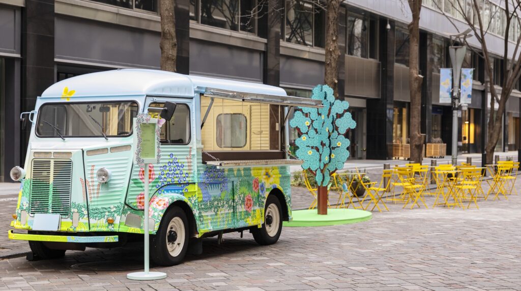 東京・丸の内仲通りが庭園に！？ 〈ヴァン クリーフ＆アーペル〉とイラストレーター シャルロット・ガストーとのコラボレーションによる幻想的なインスタレーションを4/5 (日) まで開催中。