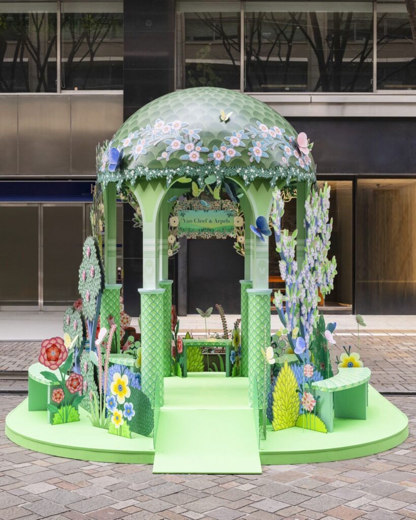 東京・丸の内仲通りが庭園に！？ 〈ヴァン クリーフ＆アーペル〉とイラストレーター シャルロット・ガストーとのコラボレーションによる幻想的なインスタレーションを4/5 (日) まで開催中。