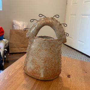 買い付けの記録写真には在りし日の姿が残る。壊れてしまった花器。写真と文：浅見旬 (編集者、ライター) #1 | 買い付けの記録写真には在りし日の姿が残る。