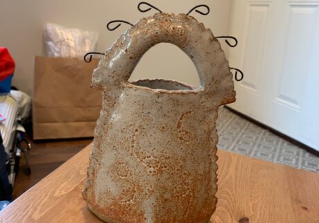 買い付けの記録写真には在りし日の姿が残る。壊れてしまった花器。写真と文：浅見旬 (編集者、ライター) #1 | 買い付けの記録写真には在りし日の姿が残る。