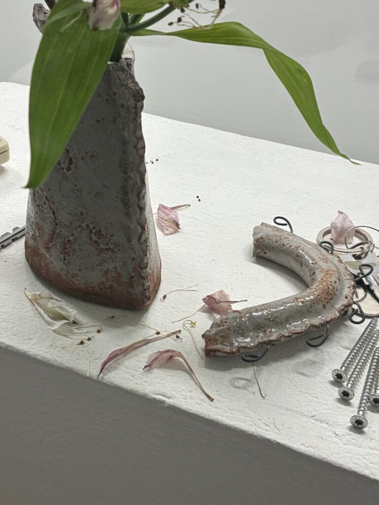 あるいは金継ぎして元のかたちに復元するのも手かもしれないが、新しい花器を手に入れてから考えたい。壊れてしまった花器。写真と文:浅見旬 (編集者、ライター) #1 | 金継ぎして元のかたちに復元するのも手かもしれないが、新しい花器を手に入れてから考えたい。 あるいは金継ぎして元のかたちに復元するのも手かもしれないが、新しい花器を手に入れてから考えたい。壊れてしまった花器。写真と文:浅見旬 (編集者、ライター) #1