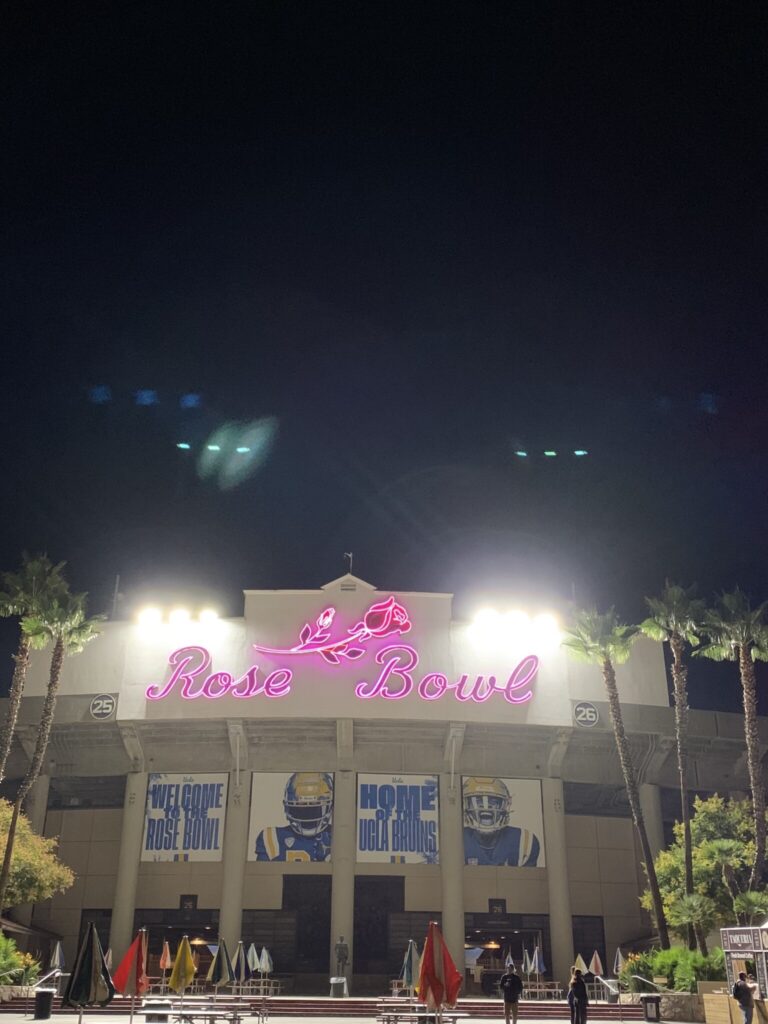 毎月、第2日曜日に開催されている「ローズボウル・フリーマーケット」の歴史は半世紀におよぶ。この球技場を通り過ぎた古物の量を考えると妙に深淵な気持ちに。琵琶湖も優に埋まるのでは。 | 毎月、第2日曜日に開催されているローズボウル・フリーマーケットの歴史は半世紀におよぶ。この球技場を通り過ぎた古物の量を考えると妙に深淵な気持ちに。琵琶湖も優に埋まるのでは。 毎月、第2日曜日に開催されている「ローズボウル・フリーマーケット」の歴史は半世紀におよぶ。この球技場を通り過ぎた古物の量を考えると妙に深淵な気持ちに。琵琶湖も優に埋まるのでは。