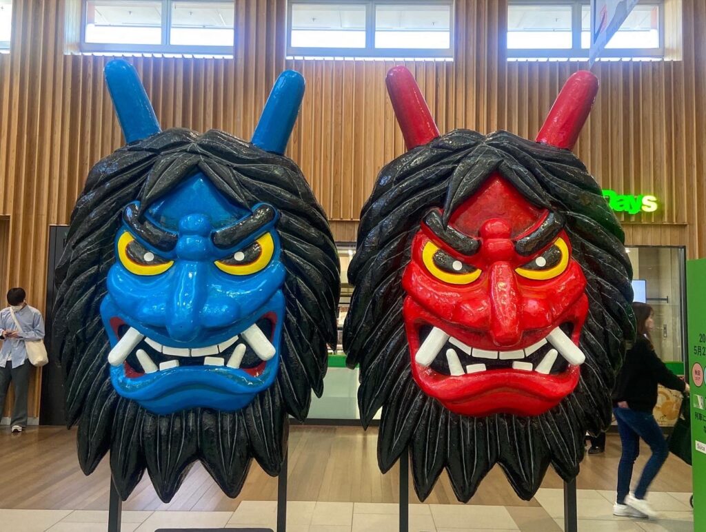 JR秋田駅のなまはげ。思いつき、ひとり旅。私の春を始めるために、秋田を歩く。 写真と文:祷キララ (女優) #1 | JR秋田駅のなまはげ。 JR秋田駅のなまはげ。思いつき、ひとり旅。私の春を始めるために、秋田を歩く。 写真と文:祷キララ (女優) #1