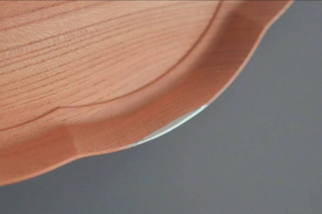 金継ぎの跡が、小さな景色のように残る。