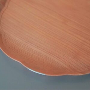 能登でつくられた木のお盆。金継ぎの跡とともに使い続けている。