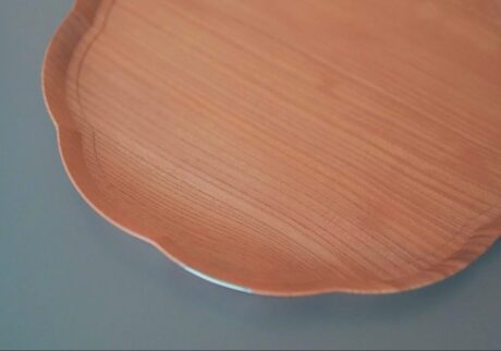 能登でつくられた木のお盆。金継ぎの跡とともに使い続けている。