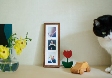 富士フイルムのプリントサービス「＋precious (プラスプレシャス) 」のなかで、写真家の上澤友香さんと安島晋作さん夫妻が選んだのは「＋precious frame #003」。妊娠中の上澤さん、息子の永紬 (なつ) くんのハーフバースデーのお祝い会、上澤さんの母の命日に飾った花を触る永紬くんの手、の3カットを飾る。愛猫のイチとともに。 | 富士フイルムのプリントサービス「＋precious（プラスプレシャス）」のなかで、写真家の上澤友香さんと安島晋作さん夫妻が選んだのは「＋precious frame #003」。妊娠中の上澤さん、息子の永紬（なつ）くんのハーフバースデーのお祝い会、上澤さんの母の命日に飾った花を触る永紬くんの手、の3カットを飾る。愛猫のイチとともに。