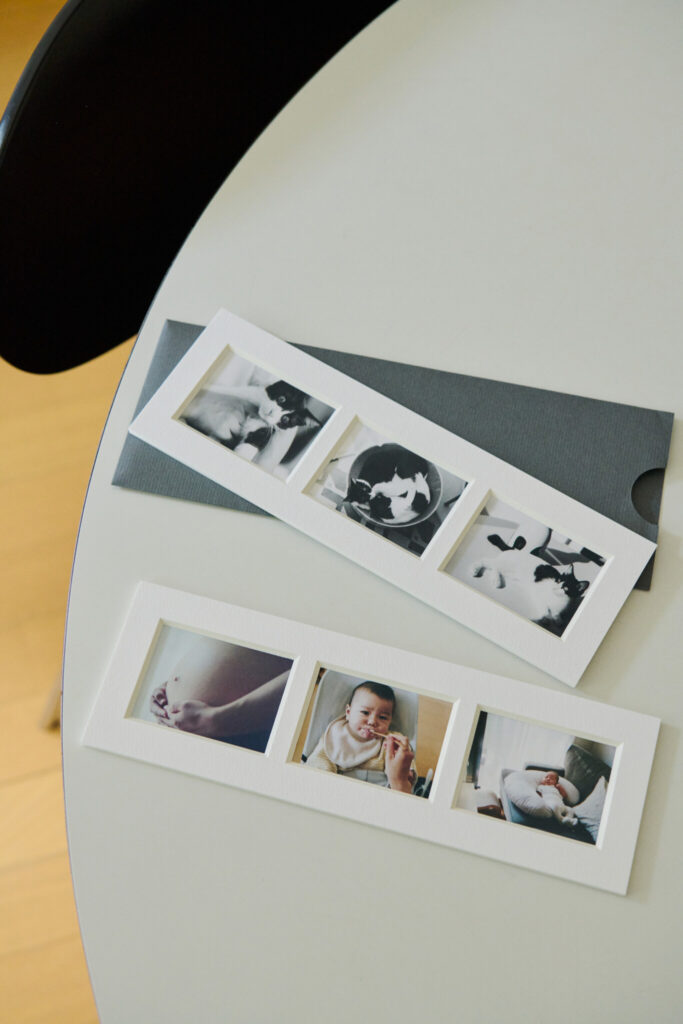 「frame #003」は、レフィルのみ (¥3,300) でも購入することができる。上は、2匹の子猫時代をモノクロ写真で。下は妊娠期、初めての離乳食の日、生後1〜2か月頃の永紬くん。「モノクロの色の出方が柔らかくていいですね。息子が年齢を重ねるたびに、選ぶ写真を変えてみたり、レフィル単体を注文できると楽しみ方の幅が広がります」 (安島さん) 。台紙の裏側には、箔押しの罫線が引かれていて、簡単なメモ書きを残すこともできる。 富士フイルム +precious | 「frame #003」は、レフィルのみ (¥3,300) でも購入することができる。上は、2匹の子猫時代をモノクロ写真で。下は妊娠期、初めての離乳食の日、生後1〜2か月頃の永紬くん。「モノクロの色の出方が柔らかくていいですね。息子が年齢を重ねるたびに、選ぶ写真を変えてみたり、レフィル単体を注文できると楽しみ方の幅が広がります」 (安島さん) 。台紙の裏側には、箔押しの罫線が引かれていて、簡単なメモ書きを残すこともできる。 「frame #003」は、レフィルのみ (¥3,300) でも購入することができる。上は、2匹の子猫時代をモノクロ写真で。下は妊娠期、初めての離乳食の日、生後1〜2か月頃の永紬くん。「モノクロの色の出方が柔らかくていいですね。息子が年齢を重ねるたびに、選ぶ写真を変えてみたり、レフィル単体を注文できると楽しみ方の幅が広がります」 (安島さん) 。台紙の裏側には、箔押しの罫線が引かれていて、簡単なメモ書きを残すこともできる。 富士フイルム +precious | 「frame #003」は、レフィルのみ (¥3,300) でも購入することができる。上は、2匹の子猫時代をモノクロ写真で。下は妊娠期、初めての離乳食の日、生後1〜2か月頃の永紬くん。「モノクロの色の出方が柔らかくていいですね。息子が年齢を重ねるたびに、選ぶ写真を変えてみたり、レフィル単体を注文できると楽しみ方の幅が広がります」 (安島さん) 。台紙の裏側には、箔押しの罫線が引かれていて、簡単なメモ書きを残すこともできる。