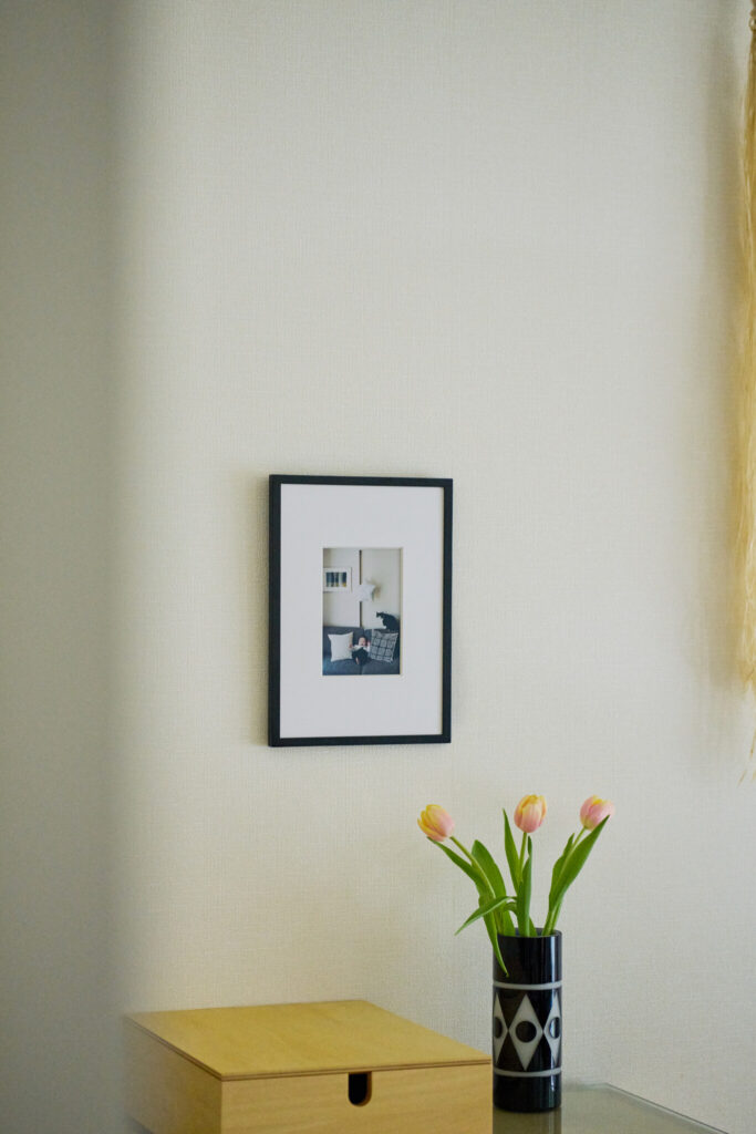 続いては「+precious frame #001」のMサイズを。軽量なので、壁掛けにも。収めたのは、永紬くんのハーフバースデー記念の様子。「風景の写真は飾ることもありますが、大きめのフレームに息子の写真を飾るのは初めて。台紙の余白が大きいので、さりげない存在感で、花瓶やポスターとも馴染んでくれて、まるでアートピースみたいだなと嬉しくなります」 (上澤さん) 富士フイルム +precious | 続いては「+precious frame #001」のMサイズを。軽量なので、壁掛けにも。収めたのは、永紬くんのハーフバースデー記念の様子。「風景の写真は飾ることもありますが、大きめのフレームに息子の写真を飾るのは初めて。台紙の余白が大きいので、さりげない存在感で、花瓶やポスターとも馴染んでくれて、まるでアートピースみたいだなと嬉しくなります」 (上澤さん) 続いては「+precious frame #001」のMサイズを。軽量なので、壁掛けにも。収めたのは、永紬くんのハーフバースデー記念の様子。「風景の写真は飾ることもありますが、大きめのフレームに息子の写真を飾るのは初めて。台紙の余白が大きいので、さりげない存在感で、花瓶やポスターとも馴染んでくれて、まるでアートピースみたいだなと嬉しくなります」 (上澤さん) 富士フイルム +precious | 続いては「+precious frame #001」のMサイズを。軽量なので、壁掛けにも。収めたのは、永紬くんのハーフバースデー記念の様子。「風景の写真は飾ることもありますが、大きめのフレームに息子の写真を飾るのは初めて。台紙の余白が大きいので、さりげない存在感で、花瓶やポスターとも馴染んでくれて、まるでアートピースみたいだなと嬉しくなります」 (上澤さん)