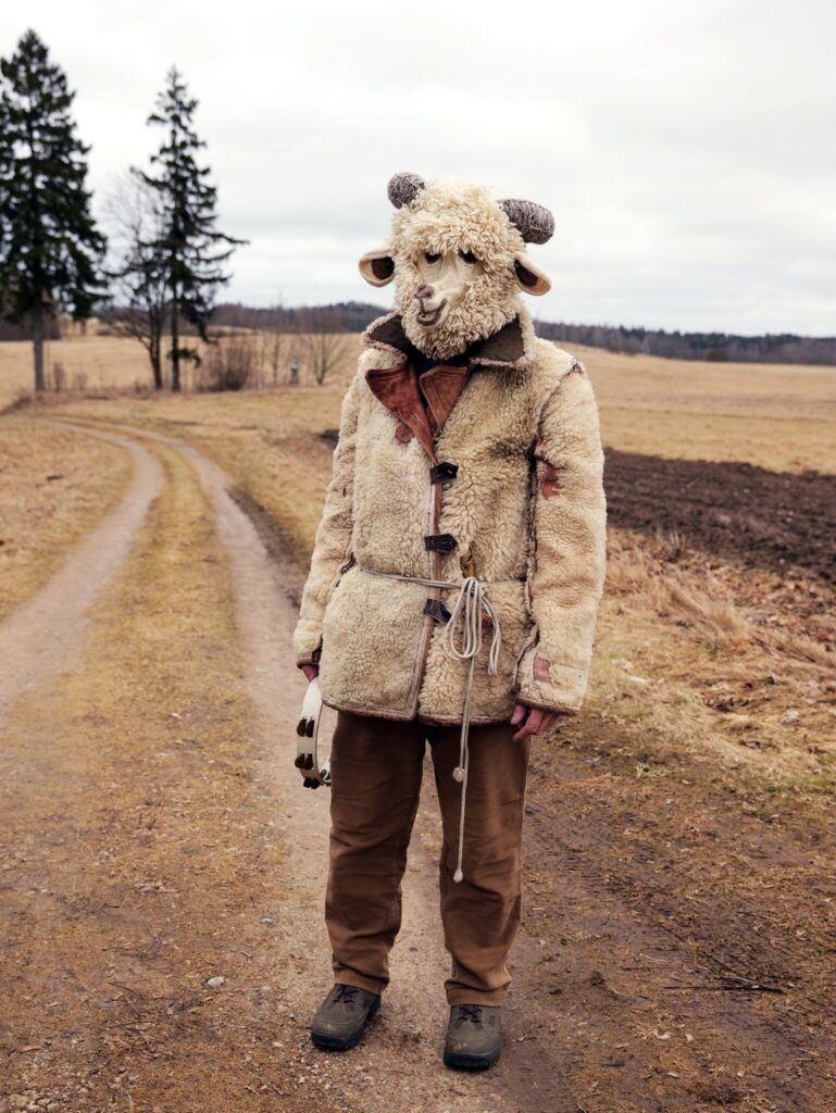 リトアニアの伝統行事を体感できる、写真家・在本彌生さんによる写真展「冬よ冬」- 北国リトアニアの冬を追い出す祭り- が『ミナ ペルホネン 盛岡』にて開催。