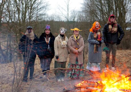 リトアニアの伝統行事を体感できる、写真家・在本彌生さんによる写真展「冬よ冬」- 北国リトアニアの冬を追い出す祭り- が『ミナ ペルホネン 盛岡』にて開催。 リトアニアの伝統行事を体感できる、写真家・在本彌生さんによる写真展「冬よ冬」- 北国リトアニアの冬を追い出す祭り- が『ミナ ペルホネン 盛岡』にて開催。