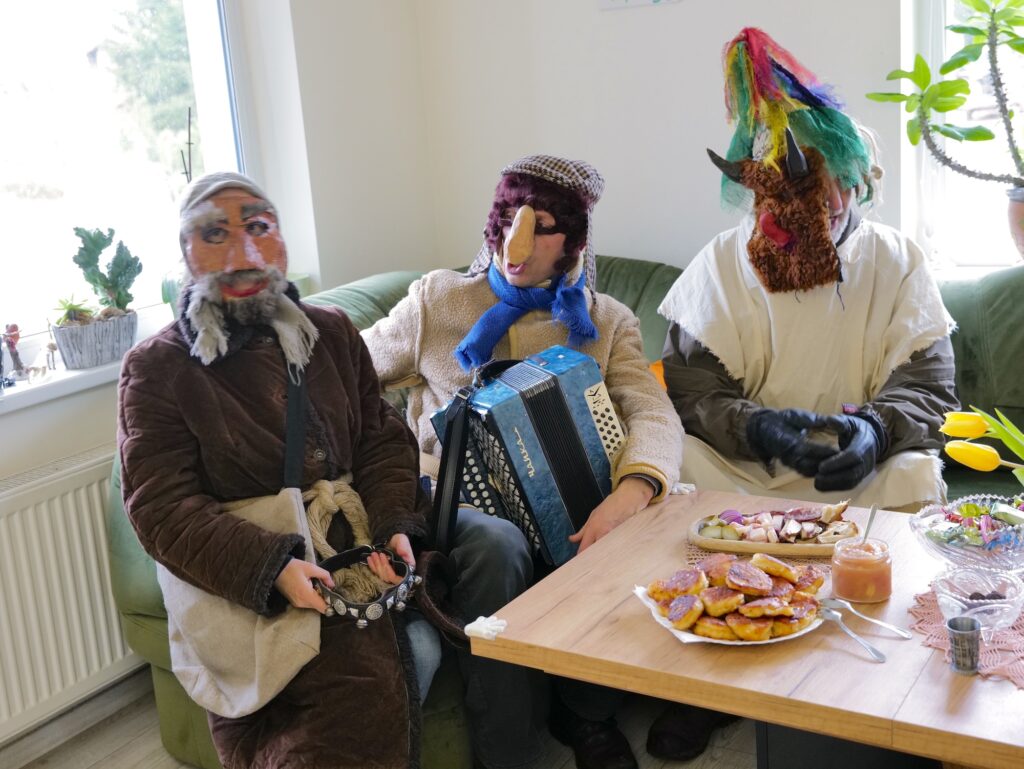 リトアニアの伝統行事を体感できる、写真家・在本彌生さんによる写真展「冬よ冬」- 北国リトアニアの冬を追い出す祭り- が『ミナ ペルホネン 盛岡』にて開催。