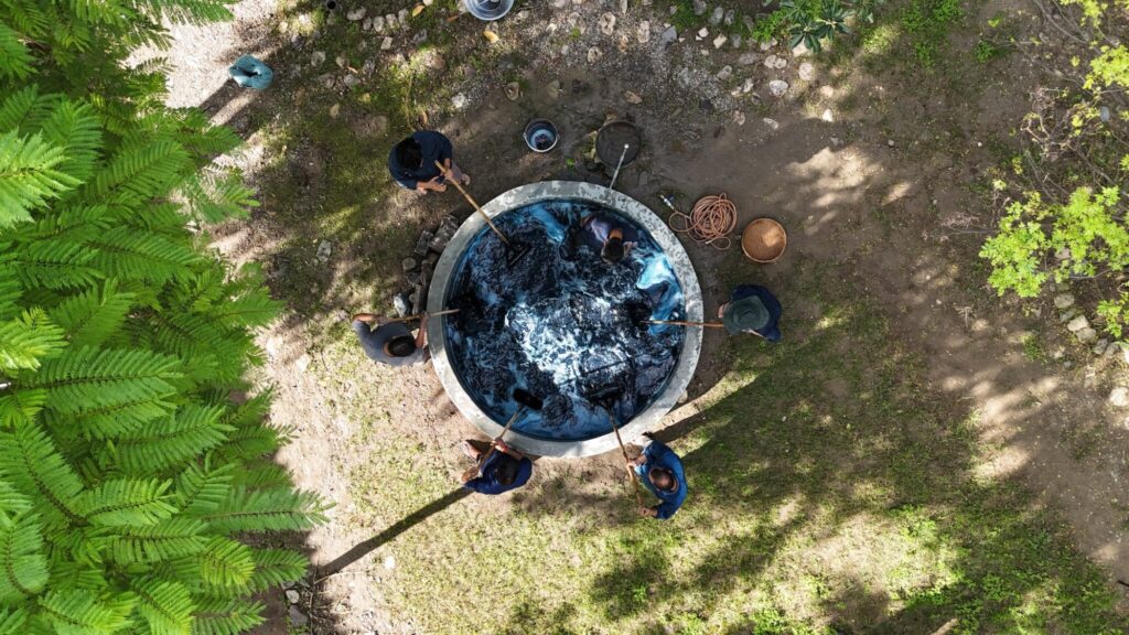 泥藍づくり _ 工房中庭にて