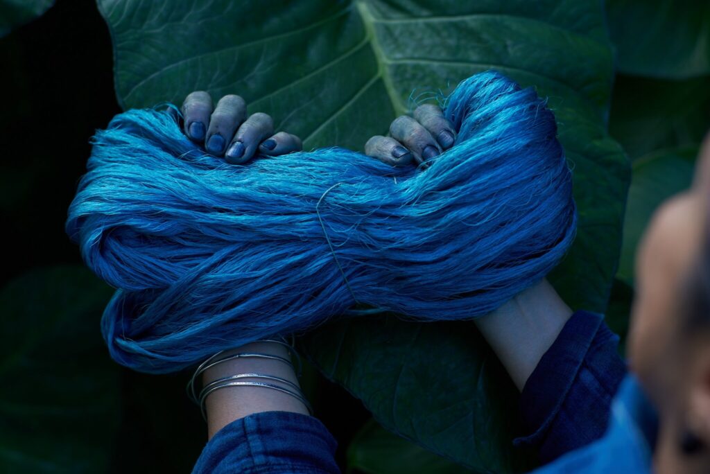 galleryganga 藍で染めた絹糸と藍の手