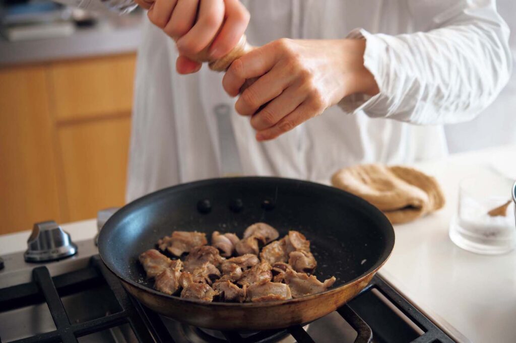 &CookingM_p006-053_献立編_24 | 下処理した砂肝は焼きつけるようにして
炒め、粗塩と黒胡椒を強めにふる。