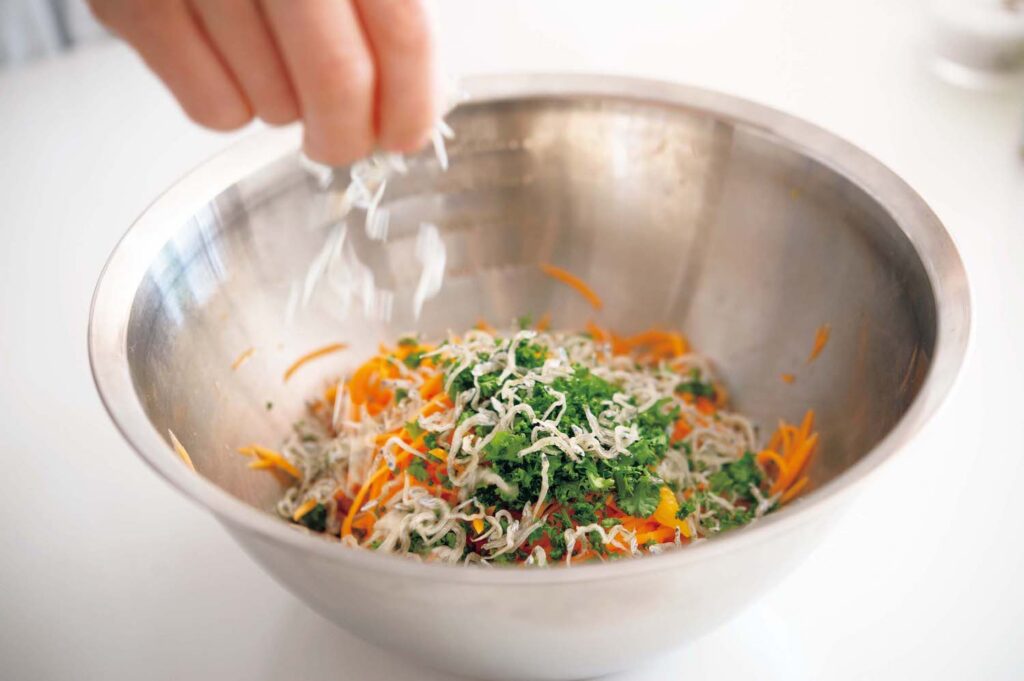 &CookingM_p006-053_献立編_26 | ちりめんじゃこの旨味と塩気が加わるこ
とで、サラダの味が全体的になじむ。