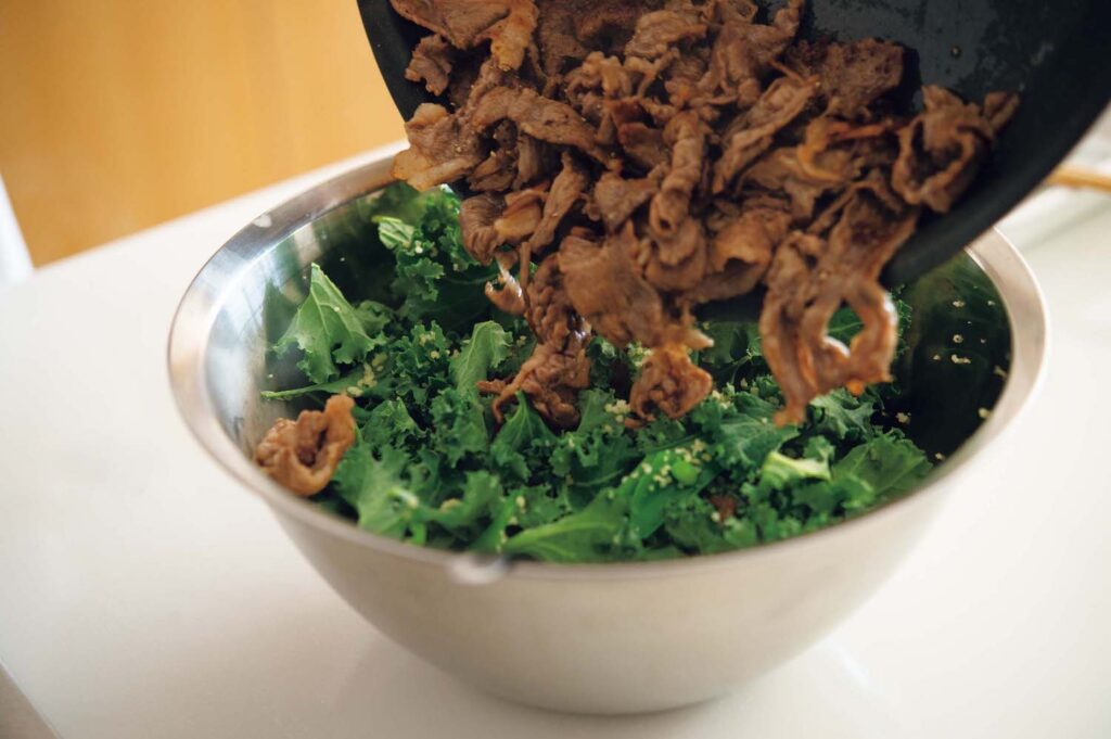 &CookingM_p006-053_献立編_28 | 熱々の牛肉を肉汁ごと加えることで、野
菜がしんなりとし、全体がよくなじむ。