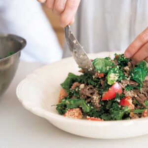 066_p000-000_andCooking_01 | サラダの具材に決まりはなく、何を足しても引いてもいいが、おいしく作る秘訣は、つなぎになる〝味の決め手〞を作ることだという。