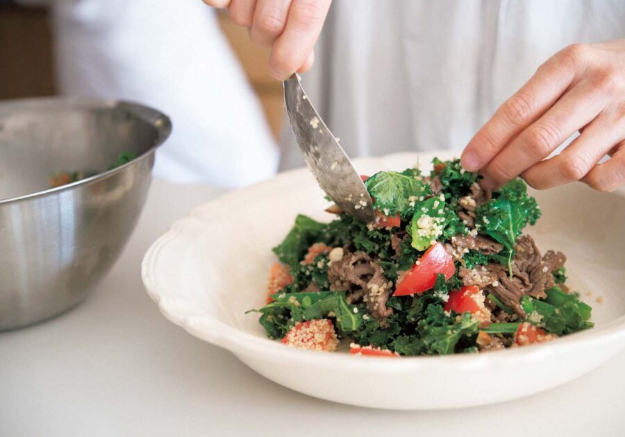 066_p000-000_andCooking_01 | サラダの具材に決まりはなく、何を足しても引いてもいいが、おいしく作る秘訣は、つなぎになる〝味の決め手〞を作ることだという。