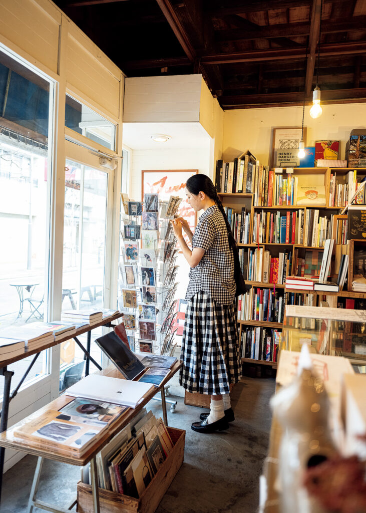 チェック×チェックの組み合わせが新鮮な〈タオ〉のブラウスとスカート。