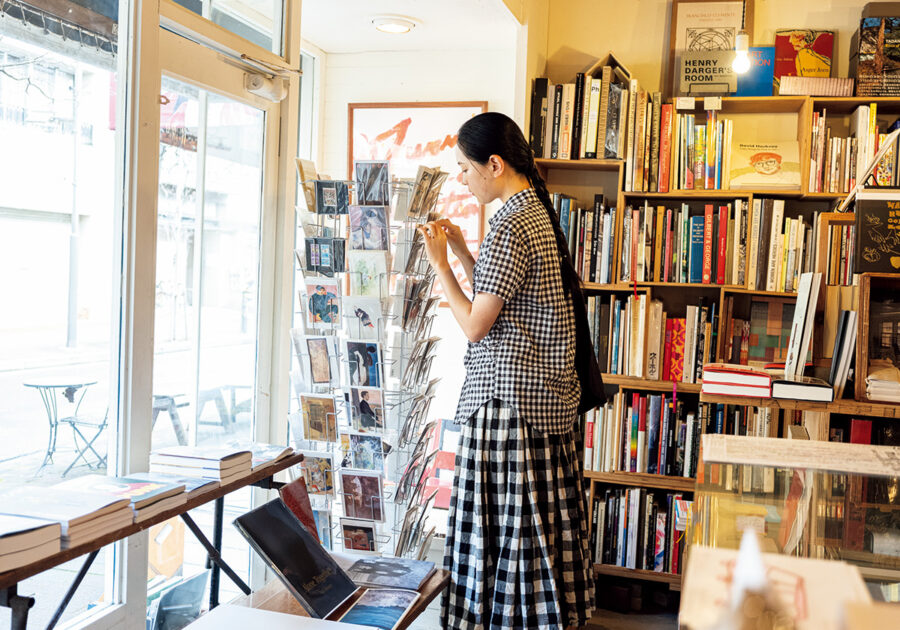 チェック×チェックの組み合わせが新鮮な〈タオ〉のブラウスとスカート。 チェック×チェックの組み合わせが新鮮な〈タオ〉のブラウスとスカート。