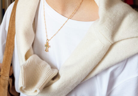 エメラルドが春の若葉のようにみずみずしくきらめく、〈クロムハーツ〉のチャーム。