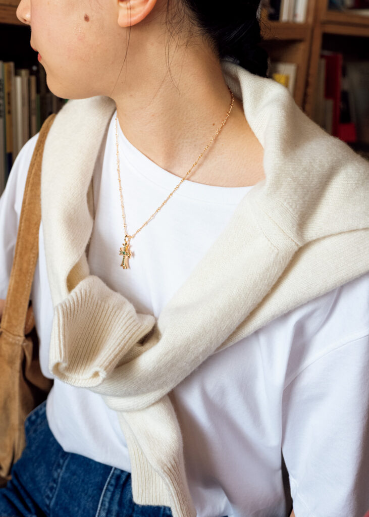 エメラルドが春の若葉のようにみずみずしくきらめく、〈クロムハーツ〉のチャーム。