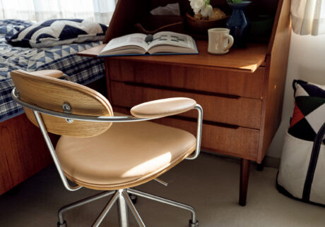 スチールとオーク材、レザーが完璧に調和した回転椅子「CH621」。