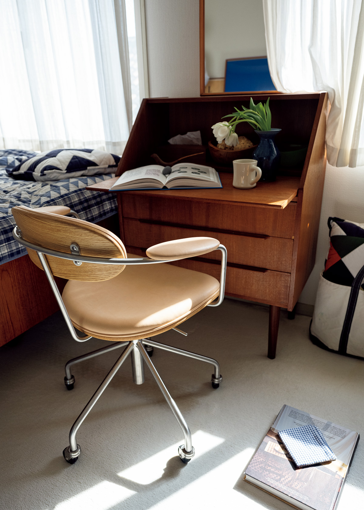 スチールとオーク材、レザーが調和する回転椅子、〈カール・ハンセン＆サン〉の「CH621」。