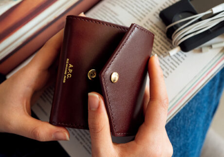 エレガントなカラーリングに心掴まれる〈A.P.C.〉の財布。