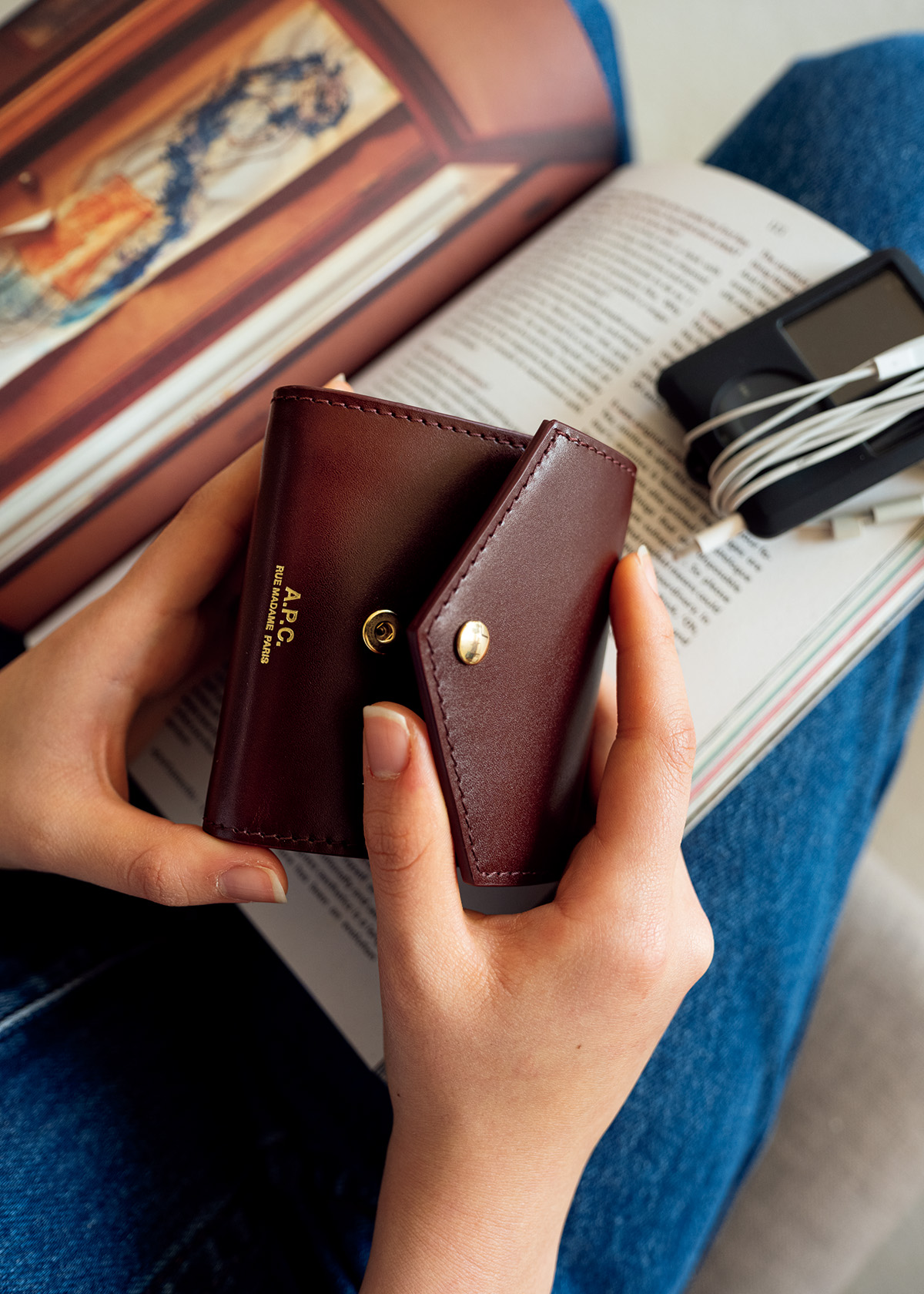 エレガントなカラーリングに心掴まれる〈A.P.C.〉の財布。