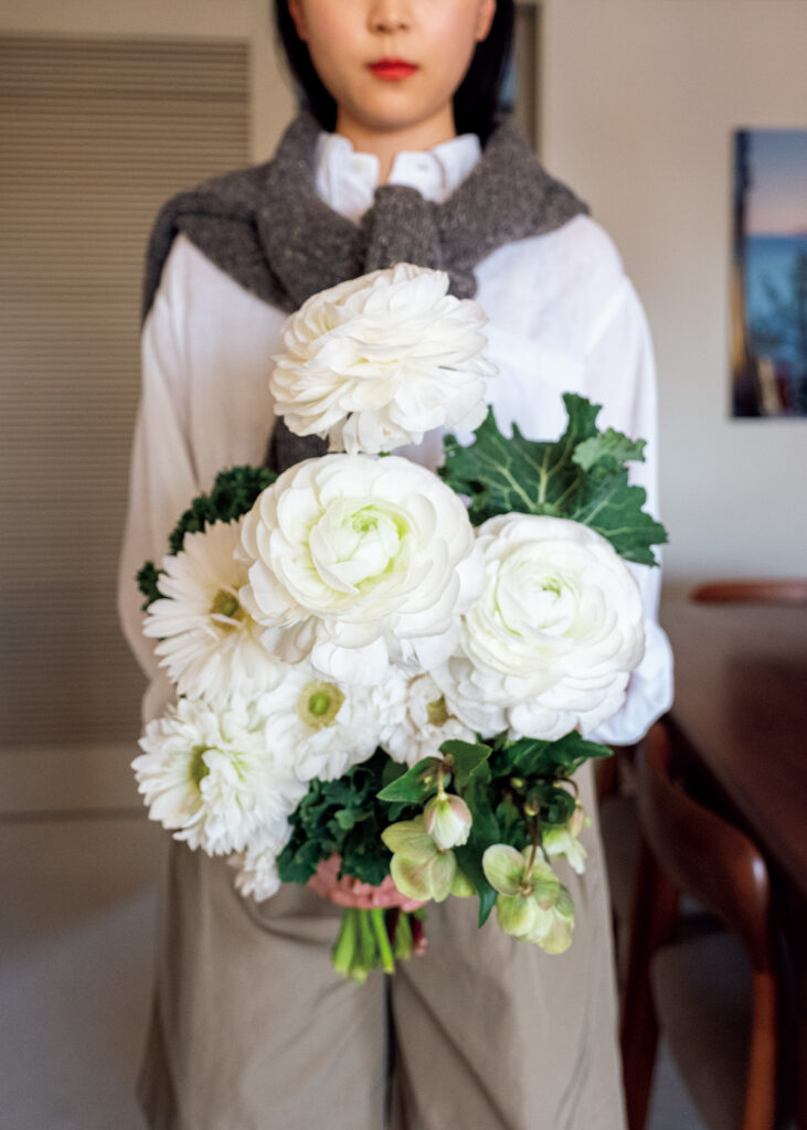 吸い込まれるように美しい純白のラナンキュラス、煌。