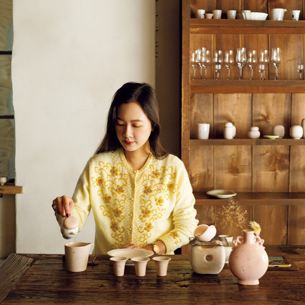 東西のセンスが調和した茶芸館で、 伝統製法の「有機正叢鐵觀音茶」を。モダンなスタイルの茶芸。各テーブルには七輪が置かれ、茶葉の余分な水分を飛ばす工夫も。 | モダンなスタイルの茶芸。各テーブルには七輪が置かれ、茶葉の余分な水分を飛ばす工夫も。