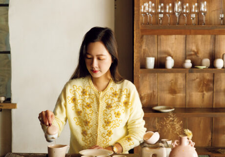 東西のセンスが調和した茶芸館で、 伝統製法の「有機正叢鐵觀音茶」を。モダンなスタイルの茶芸。各テーブルには七輪が置かれ、茶葉の余分な水分を飛ばす工夫も。 | モダンなスタイルの茶芸。各テーブルには七輪が置かれ、茶葉の余分な水分を飛ばす工夫も。