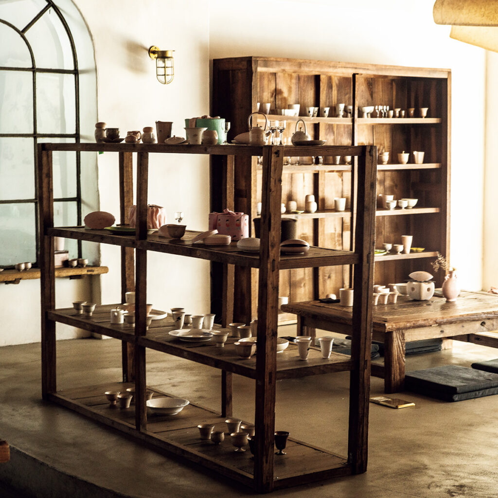 東西のセンスが調和した茶芸館で、 伝統製法の「有機正叢鐵觀音茶」を。テーブル席以外に小上がりのスペースも。中国の家の門を利用して作った棚や欧州の古いガラス窓などが目を引く。 | テーブル席以外に小上がりのスペースも。中国の家の門を利用して作った棚や欧州の古いガラス窓などが目を引く。