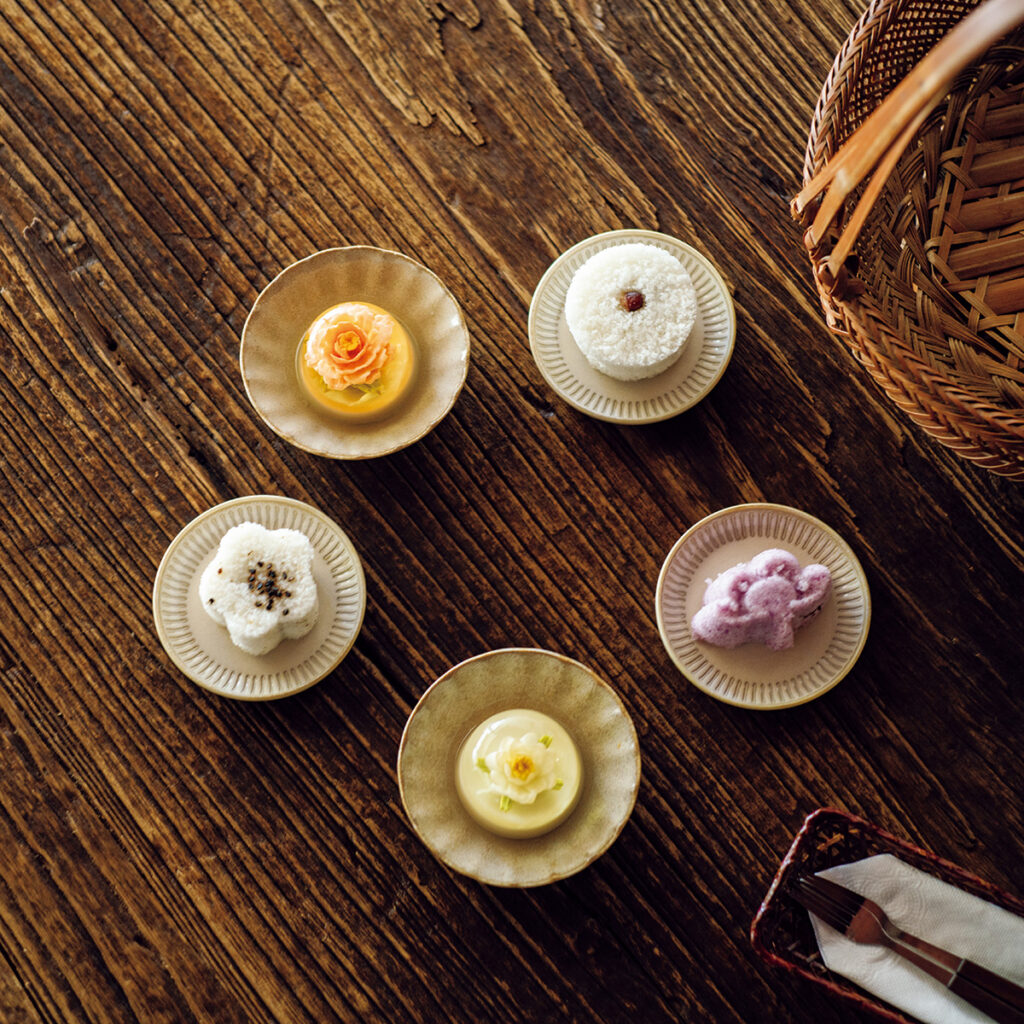 東西のセンスが調和した茶芸館で、 伝統製法の「有機正叢鐵觀音茶」を。お茶のお供には手作りのフラワーゼリーや『合興壹玖肆柒』の蒸しライスケーキを。 | お茶のお供には手作りのフラワーゼリーや『合興壹玖肆柒』の蒸しライスケーキを。