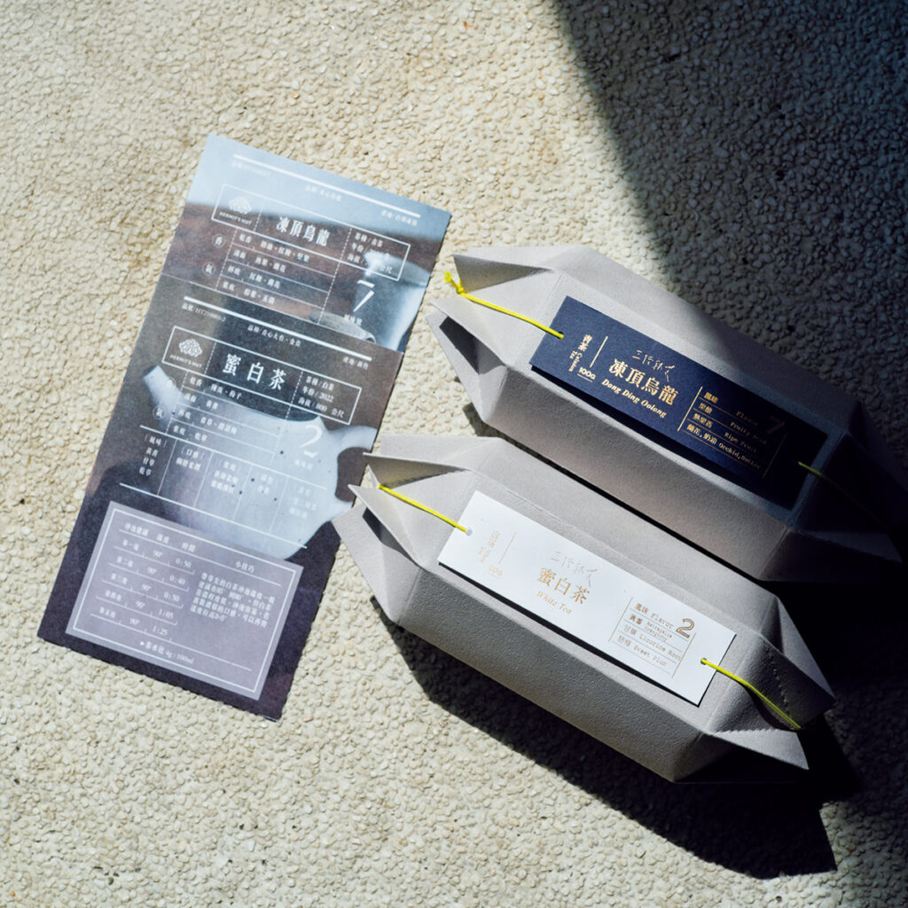 東西のセンスが調和した茶芸館で、 伝統製法の「有機正叢鐵觀音茶」を。各茶葉には初心者でもわかりやすい説明カード付き。 | 各茶葉には初心者でもわかりやすい説明カード付き。