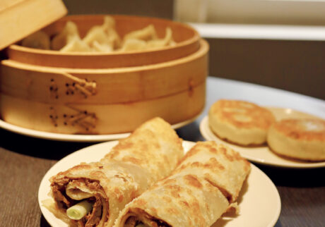 パリパリの皮で巻いた、牛肉ロールを頬張りたい。【台北小吃めぐり】 | 「大餅捲牛肉」1皿140元。注文を受けてから作るのが同店のこだわり。