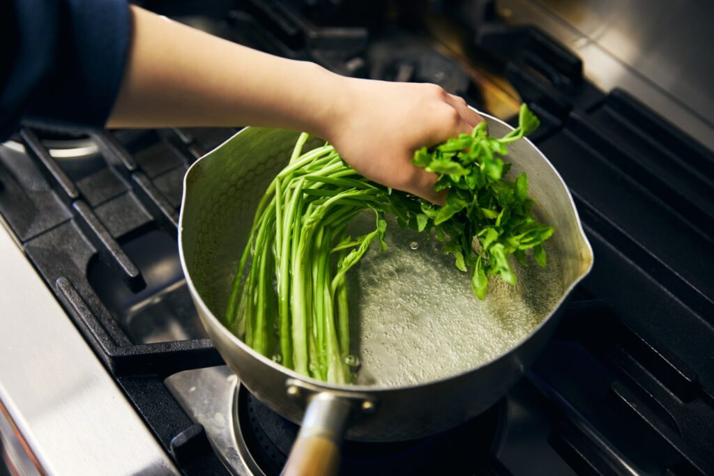 3 せりと金柑の白和え/おべんと屋さん〈75foods〉吉森なな子のレシピ帖 #10 | 〈75foods〉では大きめの雪平鍋をよく使っています。丈の長い野菜を茹でる際に便利。ほかにも大量に出汁を取ったり、さっとお米を炊いたり、様々に使い勝手がいいです。 3 せりと金柑の白和え/おべんと屋さん〈75foods〉吉森なな子のレシピ帖 #10 | 〈75foods〉では大きめの雪平鍋をよく使っています。丈の長い野菜を茹でる際に便利。ほかにも大量に出汁を取ったり、さっとお米を炊いたり、様々に使い勝手がいいです。